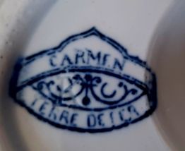 Saucière Carmen en faïence fleurie insecte bleu.