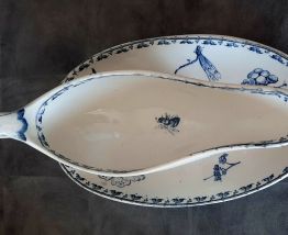 Saucière Carmen en faïence fleurie insecte bleu.