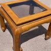 Table en bois avec plateau en verre
