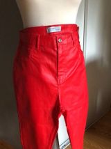 Pantalon roug effet huilé forme jeans neuf vient de Milan