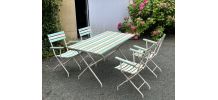 Pour jardin  1 table  pliante et et 4 chaises pliantes