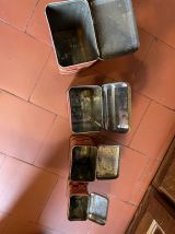 Ensemble boîtes anciennes en tôles damiers blancs et rouge 