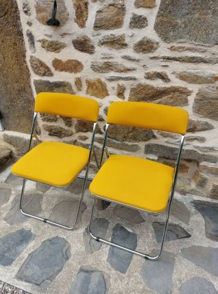 Chaises pliantes en velours moutarde et métal chromé