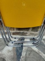 Chaises pliantes en velours moutarde et métal chromé