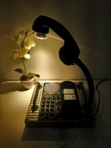 Téléphone style vintage recyclé en lampe à poser