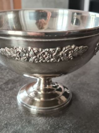 Belle coupe de mariage en métal argenté finement gravée avec
