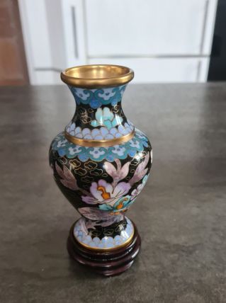 Petit vase "cloisonné fait en chine multicolore  socle bois
