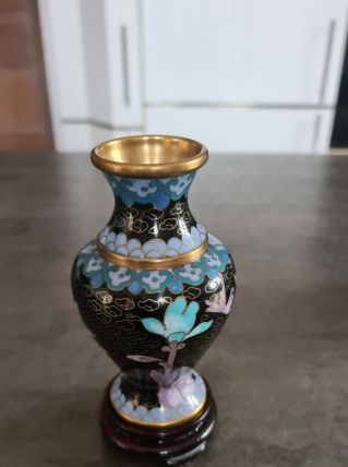 Petit vase "cloisonné fait en chine multicolore  socle bois