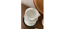 5 tasses dépareillées en blanc, noir et doré.