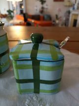 Lot de trois pièces en céramique, po à confiture,  et la