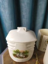 Trois pots à épices dépareillés