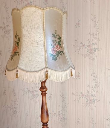 1/3 Lampadaire en merisier et abat jour vessie de porc