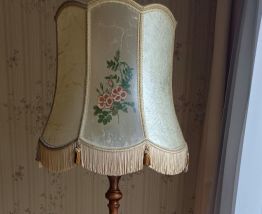 1/3 Lampadaire en merisier et abat jour vessie de porc