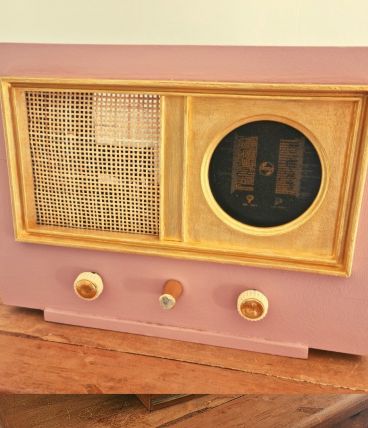 Radio vintage upcyclée en lampe d'ambiance