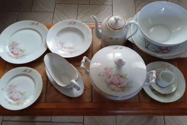 Service de table 76 pièces annee 90