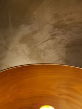 lampe 1970 bois et metal style riveté patiné avec superbe ab