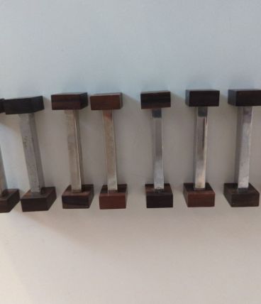 8 porte couteaux Art Déco palissandre et métal. 