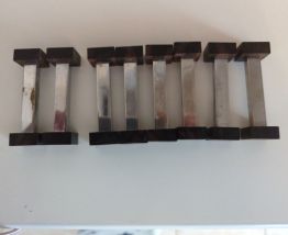 8 porte couteaux Art Déco palissandre et métal. 