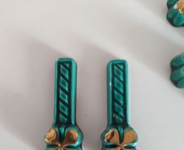 10 porte couteau vert et or, années 60.