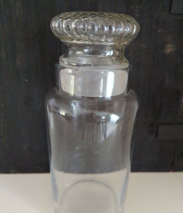 Pot en verre moulé, couvercle bouché à l'emeri. 