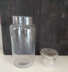 Pot en verre moulé, couvercle bouché à l'emeri. 