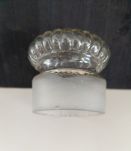 Pot en verre moulé, couvercle bouché à l'emeri. 