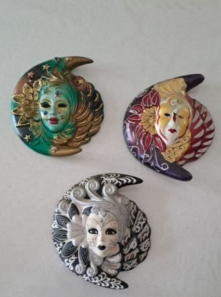 Masques en forme de lune