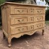 Commode galbée en chêne 