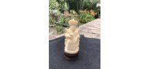 Statuette d'un haut dignitaire en habit d'apparat, en résine