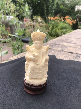 Statuette d'un haut dignitaire en habit d'apparat, en résine