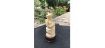 Statuette d'un haut dignitaire en habit d'apparat, en résine