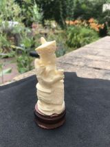 Statuette d'un haut dignitaire en habit d'apparat, en résine
