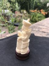 Statuette d'un haut dignitaire en habit d'apparat, en résine
