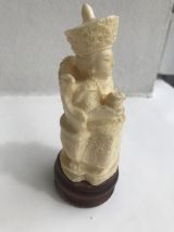 Statuette d'un haut dignitaire en habit d'apparat, en résine