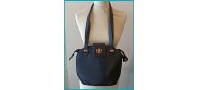Sac à main en cuir noir porté épaules
