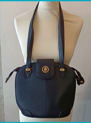 Sac à main en cuir noir porté épaules