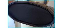 Sac à main en cuir noir porté épaules