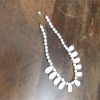 Collier perles blanches, acrylique, fermoir ressort rallonge