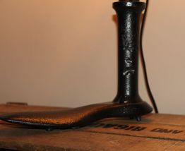 Ancienne enclume de cordonnier adaptée en lampe