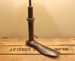 Ancienne enclume de cordonnier adaptée en lampe