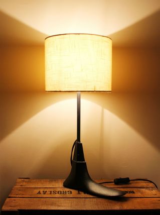 Une ancienne enclume de cordonnier adaptée en lampe