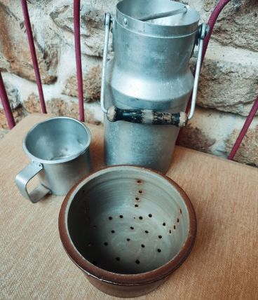 Pot ancien à faisselle en grès