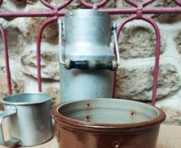 Pot ancien à faisselle en grès