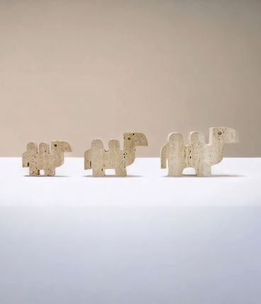FAMILLE DE 3 CHAMEAUX EN TRAVERTIN PAR FRATELLI MANNELLI