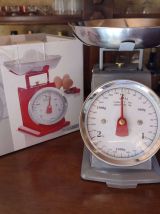 Balance mécanique de cuisine vintage en métal gris