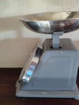 Balance mécanique de cuisine vintage en métal gris
