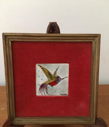 Petit tableau avec faïence émaillée polychrome signé
