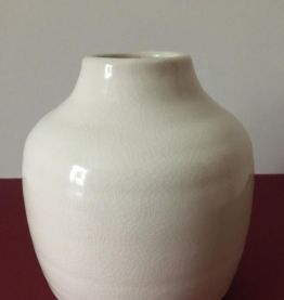 Vase en porcelaine blanche créé par Juan di Novita