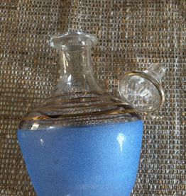 Carafe ancienne en verre granité bleu et liserés dorés