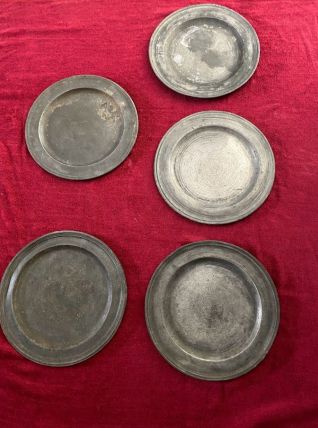 XVII - XVIII ème siècle 5 Assiettes en Étain vendues à la pi